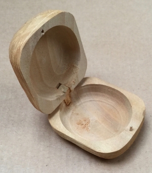 Holzdöseli massiv, geschnitzt